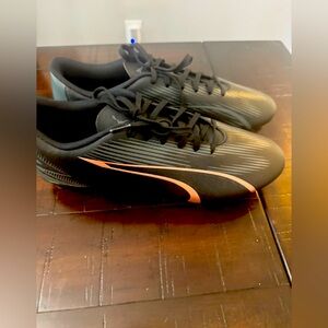 Puma ULTRA Play Black Soccer Cleats 107763-02 Men Sz 10.5 
Like new
